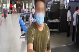 男子携带一桶4.5升容量的汽油上火车，被铁路民警查货视频封面