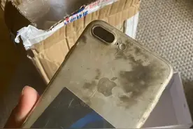 手机掉江里8个月后回来了，还能正常开机！网友都在问一个问题图片