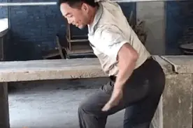 我州这个跳孔雀舞的农民大叔火了！网友：被种地耽误的灵魂舞者…图片