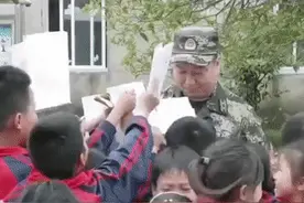 小学生大型追“星”现场，网友：我也想要图片