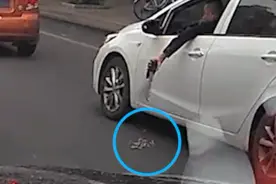 男子往车窗外倒烟头 交警:罚上街捡烟头视频封面