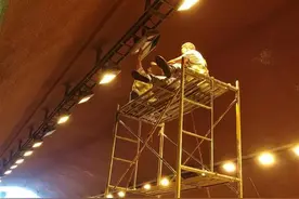 老式高压钠灯下岗，换上新式LED灯具，鄂东高速近半隧道实现绿色照明图片