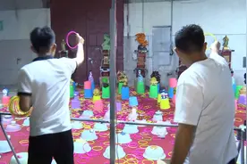 ​62秒丨记者体验济南环联夜市套圈 网红摊主变身成主播直播卖货两不误图片