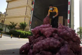 送前男友一吨洋葱的新闻居然火到了美国...结果这帮美国人彻底疯了图片