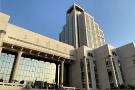 开放时间延长至20点30分，晚上来上海图书馆，约吗？图片