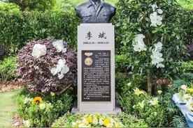 全国劳模李斌塑像在青浦揭幕图片