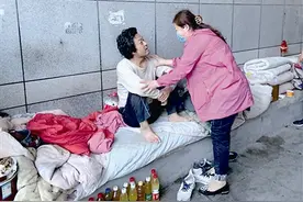 她千里迢迢赶到慈溪和流浪6年的弟弟相拥而泣……图片