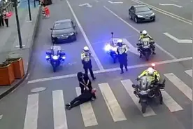 七旬老人过马路突然倒下 危急关头4辆警摩围了上来图片
