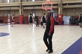 老马做表率 北控男篮努力训练图片