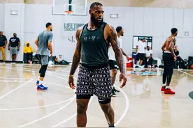 詹姆斯：因没带篮球装备，找人送来范思哲短裤打场野球图片