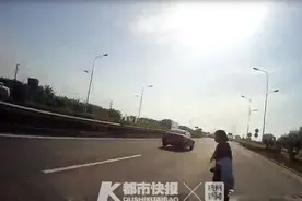 早高峰，宁波一中年女子赤脚奔走在机动车道上，交警耐心劝导附加贴心护送图片