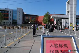青岛市高中全面开学 老师在口罩上写字欢迎学生“回家”图片