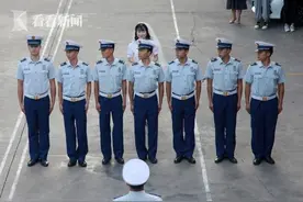 女幼师手捧鲜花向消防员男友求婚：你没时间来娶我 我来嫁你了图片