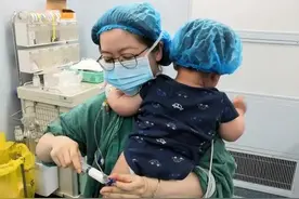 13个月大的宝宝被“背后下药”！朋友圈的叔叔阿姨们笑出猪叫图片