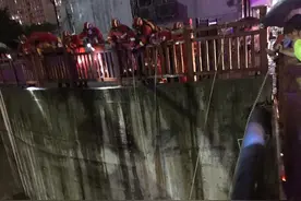 险！深圳暴雨2人桥下躲雨，竟遭遇上游泄洪河水上涨图片