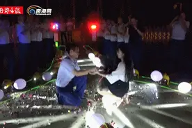 女友求婚，消防员当场飙泪，几秒后反转…图片