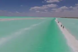 青海东台吉乃尔湖现鲜绿色湖水 绝美景色引人赞叹图片