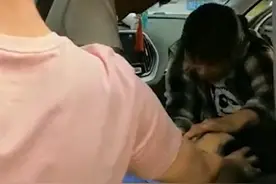 早高峰男子开车时突然瘫倒！妻子急得大哭：老公不行了，救救我们……图片