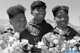 向山而行 与山共生——写在中国人首登珠峰、人类首次从北坡登顶珠峰60周年之际图片