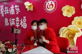 夫妻之间工资条算不算隐私？网友吵翻了图片