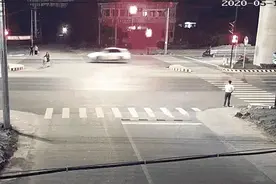 大妈骑电动车撞上宝马，受了伤还要负全责图片