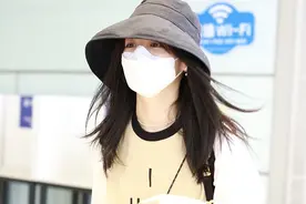 风一样的女子！春夏穿个性T恤吸睛 不惧素颜自信赶路又美又飒图片