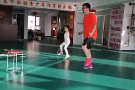 对话｜4岁女孩跳绳比赛连夺7冠爆红，我们和她爸爸聊了聊图片