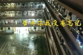 毕业快乐！毕业生雨中合唱那些年，网友：目之所及，皆是回忆图片