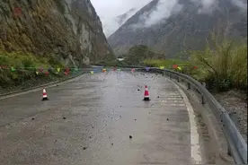 注意！省道217线泸定县大璇处路段边坡垮塌断道图片