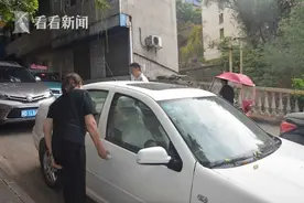 家长误关车门不足一岁的萌娃被困车内 消防员破窗营救图片