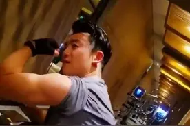 郑恺晒老婆苗苗视角健身照 拉伸一秒破功自侃“耍帅失败”图片