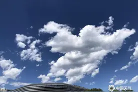 纤云弄巧！京城天空碧蓝云朵飘荡无限美图片