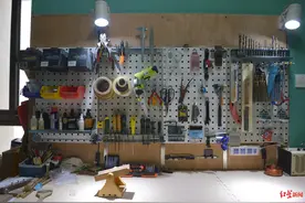 藏在民居里的手工吉他工作室：乐手变琴师，他做一把吉他要200多道工序图片