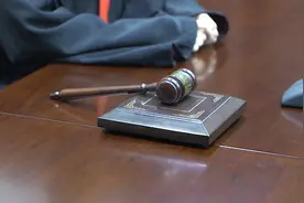 女子试坐楼梯凳时摔倒受伤，宜家被判担责七成图片