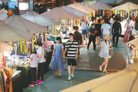 成都出台“八项机制”推动“地摊经济”常态化规范化 “地摊经济”火了 成都再推“升级版”图片