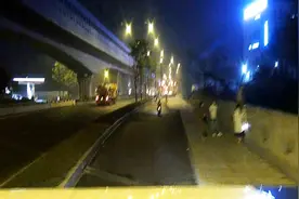 杭州18岁小伙深夜跳河，两位95后美女飞奔了过去，太惊险……图片