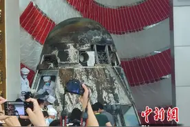 新一代载人飞船试验船返回舱开舱 中国向巴阿两国移交搭载物品图片