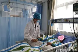 一通电话打完，七旬爹爹不能动了图片