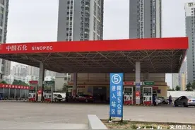 泰安这个加油站没法给摩托车加油，半年前壶丢了，半年后壶坏了图片