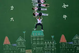 西安这所小学把操场当“画板”学生做“画笔”创作的“儿童画”太有意思了图片
