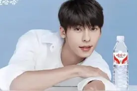 娃哈哈官宣新代言人，结束20年合作的王力宏被许光汉取代，网友：喝的是青春图片