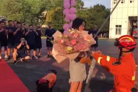 甜蜜暴击！消防员求婚，消防搜救犬送起戒指图片