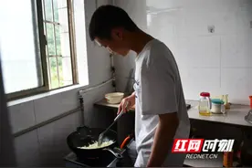 蔡亮：爱心助残 点亮希望图片