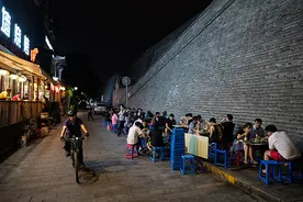 西安地摊经济咋样了？商户：能摆摊了、矛盾少了、收入多了图片