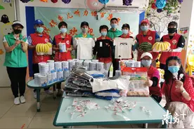 六一儿童节，他们收到了暖心的奶粉和礼物图片