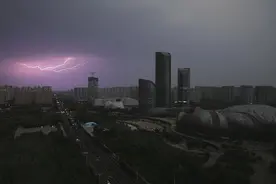 济南遭遇强对流天气！白昼秒变黑夜图片