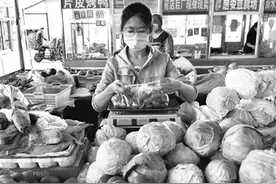 大学生替母摆摊卖菜 菜筐当书桌，学习也不误图片