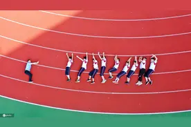 江苏淮安：小学生拍摄创意毕业照 留住美好童年图片