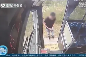 男子未戴口罩被拒载 伸拳就砸碎一面公交车窗玻璃图片