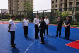 青岛市体育局考察笼式足球场选址 社区居民也可申请健身设施了图片